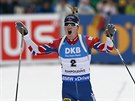 Nor Johannes Thingnes Bö slaví triumf v závodu s hromadným startem v...