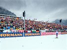 Boulivá kulisa pi závodu s hromadným startem v Ruhpoldingu.