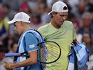 SOUPEI. Tomá Berdych (vpravo) a Alex de Minaur v prvním kole Australian Open.