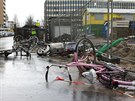 Kola a motorky v ulicích Amsterdamu povalil silný vítr. (18. 1. 2018)