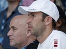 Radek tpánek (vpravo) a Andre Agassi sledují duel svého svence Novaka...