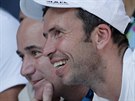 Radek tpánek (vpravo) a Andre Agassi sledují zápas Novaka Djokovie na...