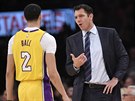 Luke Walton, trenér LA Lakers, usmruje Lonza Balla.