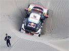 Sebastian Loeb zapadl na Dakaru do duny.