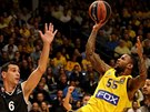 Pierre Jackson ve lutém dresu Maccabi Tel Aviv stílí na ko Bambergu pes...