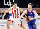 Brock Motum (vpravo) z Anadolu Efes Istanbul útoí kolem Milka Bjelici z Cevené...