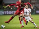Franck Ribéry (v bílém) z Bayernu atakuje Karima Bellarabiho z Leverkusenu.