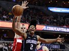 Elfrid Payton z Orlanda se doaduje odpískání faulu, vlevo Marcin Gortat,...