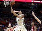 Janis Adetokunbo z Milwaukee zakonuje mezi Goranem Dragiem (vlevo) a Joshem...