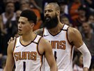 Devin Booker (vlevo) a Tyson Chandler se radují po povedené akci Phoenixu.