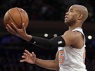 Jarrett Jack (vlevo) z New Yorku obeel Rajona Ronda z New Orleans.