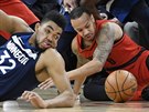 Karl-Anthony Towns (32) z Minnesoty a Shabazz Napier z Portlandu si sedli na...