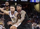 Isaiah Thomas (vpravo) z Clevelandu uniká Stephenu Currymu z Golden State, v...