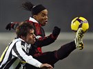 Rok 2010: Ronaldinho (nahoře) v dresu AC Milán v souboji se Zdeňkem Grygerou z...