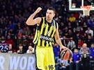 Kostas Slukas (vpravo) z Fenerbahce ídí hru, brání ho Errick McCollum z...