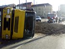 V Plzni se pevrátilo nákladní auto s popelem. Nehoda omezuje dopravu.