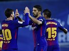 Fotbalisté Barcelony Lionel Messi a Luis Suárez se radují z gólu.