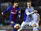 Barcelonský kapitán Lionel Messi v akci během utkání proti Realu Sociedad. O...