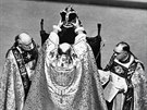 Arcibiskup z Canterbury klade korunu svatého Edwarda na hlavu královny Albty...