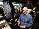 Prezidentsk� kandid�t Ji�� Draho� odjel se sv�m t�mem a man�elkou vlakem do...