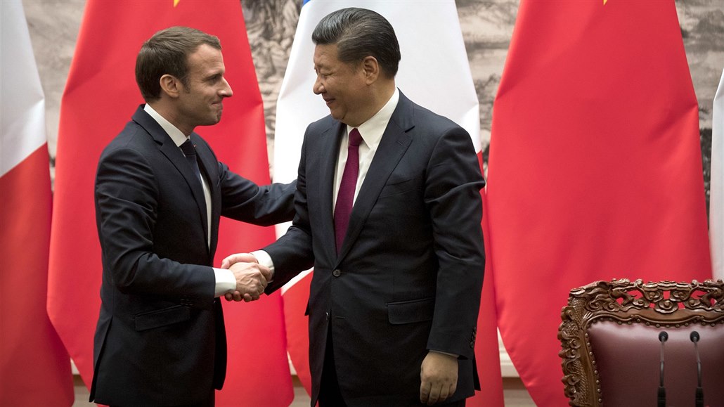 Francouzský prezident Emmanuel Macron (vpravo) a ínský prezident Si in-pching...