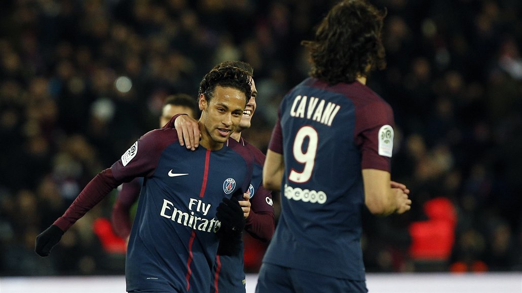 Fotbalisté Paris-Saint-Germain oslavují jeden z gólů proti Dijonu. Vlevo je...