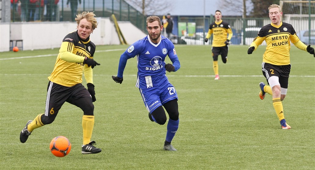 Martin Sladký z Olomouce (v modrém) napadá v p�ípravném utkání Petra �i�ku z...