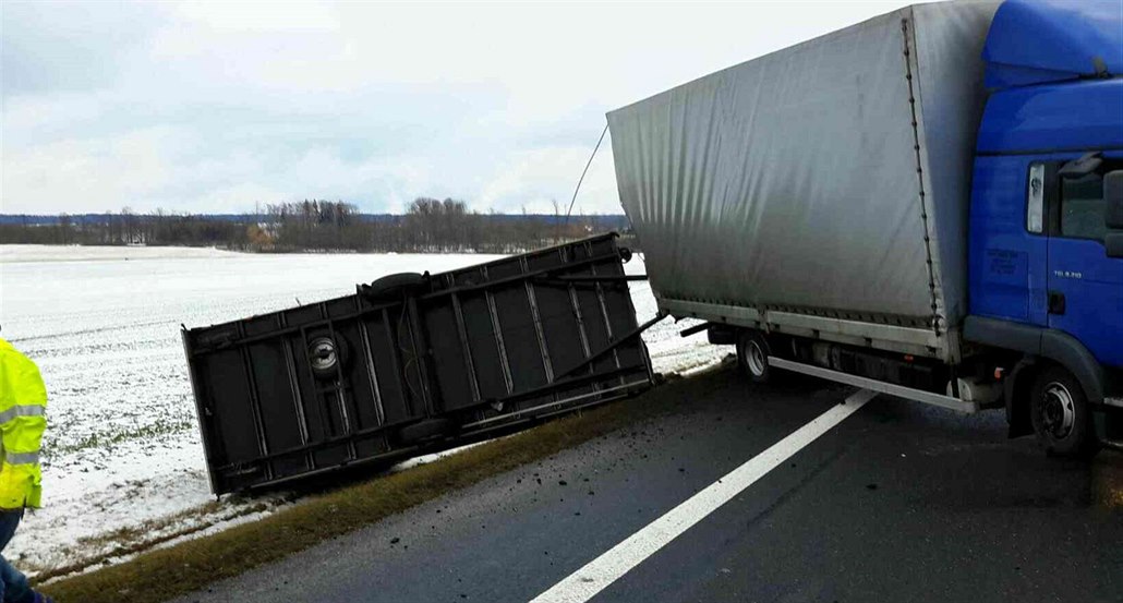 Silný vítr p�evrátil prázdný p�ív�s za nákla�ákem u Litomy�le. (18.1.2018)