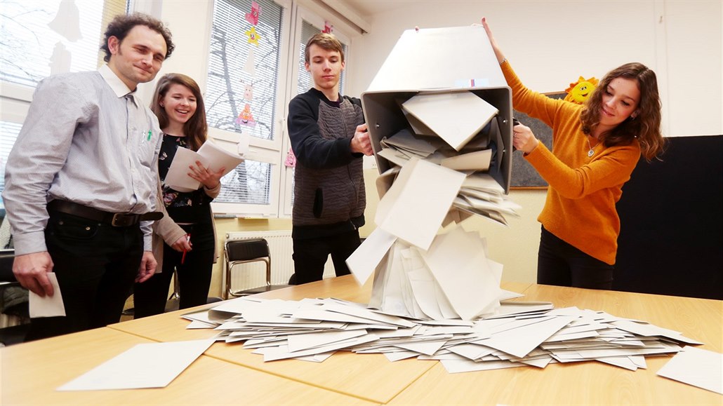 Vysypávání volebních uren na Z� Vladivostocká v Praze. (13. ledna 2018)