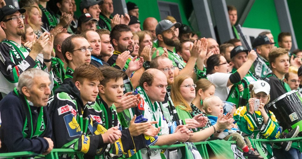 Fanou�ci na hokejovém stadionu v Mladé Boleslavi.