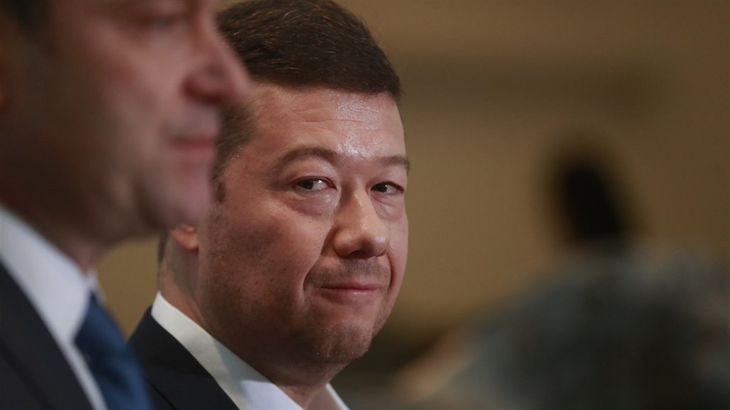 Radim Fiala a Tomio Okamura z SPD p�ed jednáním Sn�movny o d�v��e men�inové...