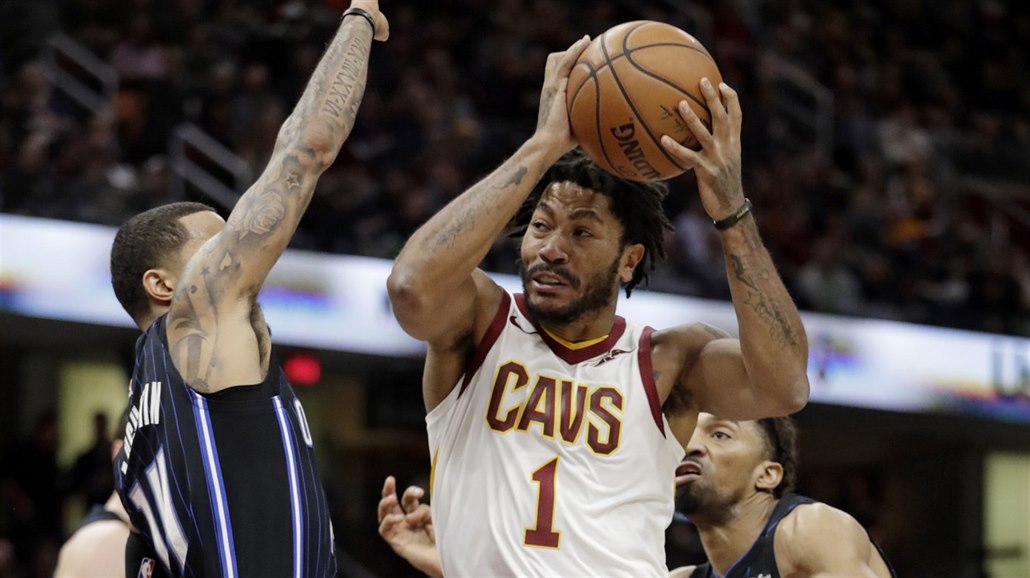 Derrick Rose v bílém dresu Clevelandu