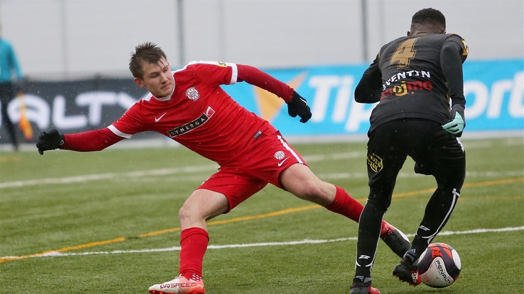 Momentka z duelu Tipsport ligy mezi fotbalisty Brna (�ervená) a Znojma