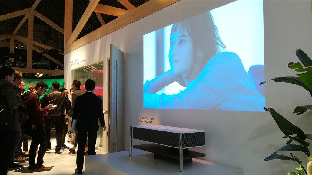 Sony LSPX-A1: Projektor a soundbar integrovaný v televizním stolku.