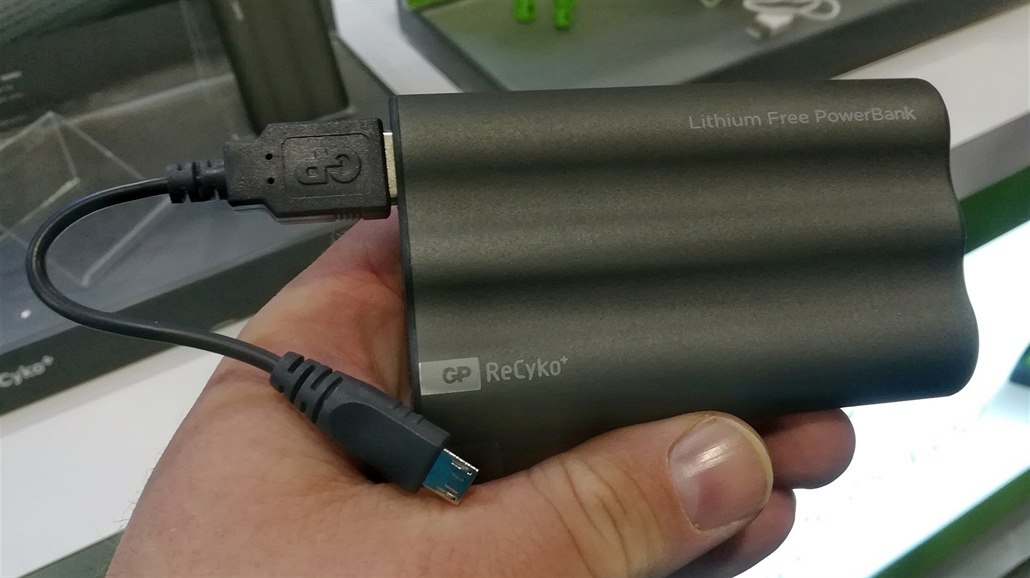 Powerbanka TravoSafe neobsahuje lithium. Energii ukládá do NiMH akumulátor�.