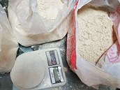 Pakistnsk policie zveejnila fotografii devti kilogram heroinu, kter se na...