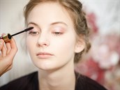 Kosmetika a vizistka rad mladm dvatm pouvat pouze lehk make-up a ani...