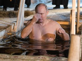 Vladimir Putin se zúastnil tradiní tíkrálové koupele v ledové vod jezera...