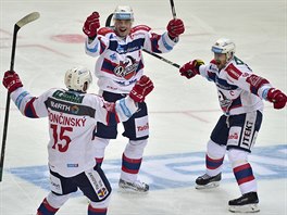 Marek Troninsk (vlevo) a Petr Skora (uprosted) oslavuj gl kapitna...