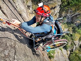 HOROLEZEC. Vozíká Lai Chi-wai plhá po skále Lion Rock v Hongkongu.