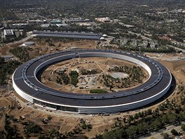 Letecký pohled na nové sídlo spolenosti Apple v kalifornském Cupertinu krátce...