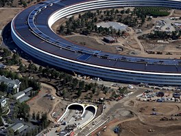 Letecký pohled na nové sídlo spolenosti Apple v kalifornském Cupertinu krátce...
