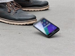 Test odolnosti smartphonu Samsung Galaxy Xcover 4
