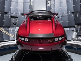 Tesla Roadster před uzavřením do aerodynamického krytu rakety Falcon Heavy
