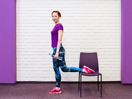 Pos�len� stehen a h��d� - postav�me se p�ed �idli, pravou nohu op�eme n�rtem o...