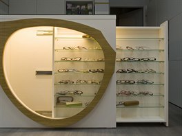 K brýlím ve vitríně se prodávající dostane díky výsuvům do stran.