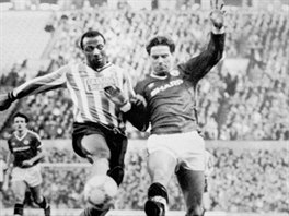 Cyrille Regis (vlevo) v dresu Coventry City a John Sivebaek z Manchesteru...