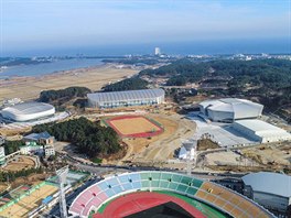 Kangnung, který hostí halové sporty, leží na východním pobřeží Korejského...