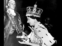 I když se královnou stala de facto už 6. února 1952 po smrti Jiřího VI.,...