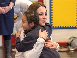 Vévodkyně Kate s dětmi ze školy Bond Primary School v Mitchamu (Londýn, 17....